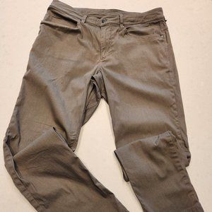 Lululemon mens on the move pants. Size 33